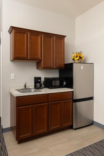 Una cocina o cocineta en Brinton Suites