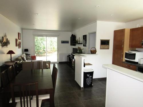 une cuisine et un salon avec une table, une cuisine et une salle à manger dans l'établissement Résidence Het Club - Maison 3 chambres, 6 pers au sein d'une résidence avec piscine à Lacanau océan MAE-0471, à Lacanau