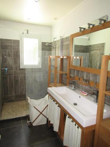 une salle de bain avec un lavabo et une douche dans l'établissement Résidence Het Club - Maison 3 chambres, 6 pers au sein d'une résidence avec piscine à Lacanau océan MAE-0471, à Lacanau