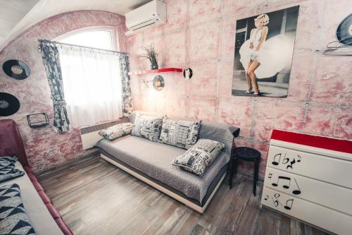 a bedroom with a bed and a pink wall at Penzion Hádlík in Velké Pavlovice