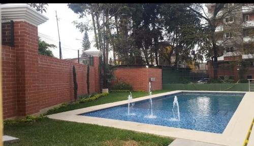 una piscina con fuentes de agua en un patio en 504 T1 Beautiful apartment, en Guatemala