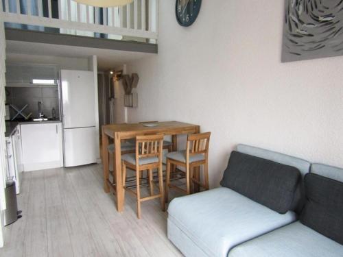 un salon avec une table et un canapé dans l'établissement Résidence Maisons De L Ocean - Charmant appartement 4 personnes, belle vue Mer MAE-0571, à Lacanau