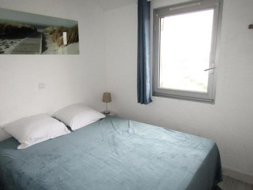 un lit dans une chambre avec une fenêtre dans l'établissement Résidence Maisons De L Ocean - Charmant appartement 4 personnes, belle vue Mer MAE-0571, à Lacanau