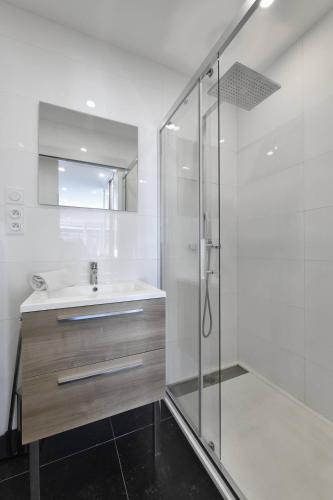 une salle de bain avec un lavabo et une douche en verre dans l'établissement Studio POPPY - Port Nature 461 - Luxe - 2 personnes, au Cap d'Agde