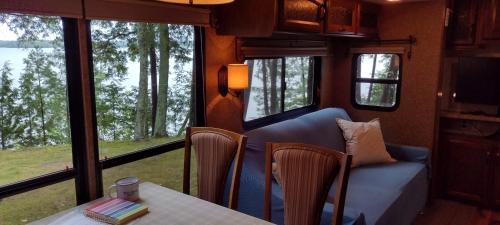 Un lugar para sentarse en Lakefront! Twin Birch Resort - The Loon