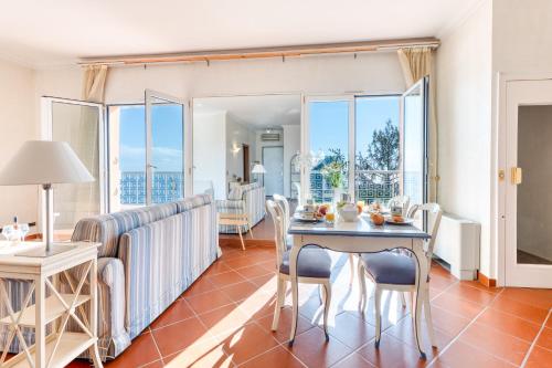 une salle à manger et un salon avec une table et des chaises dans l'établissement Private Pool Villa Beside Monaco, à Beausoleil