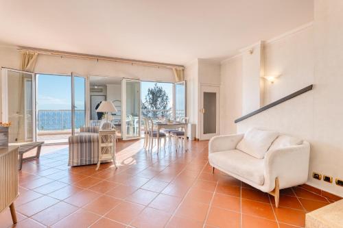 un salon avec un canapé, une table et des chaises dans l'établissement Private Pool Villa Beside Monaco, à Beausoleil