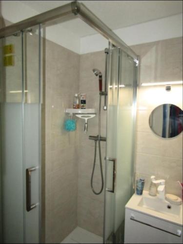 une salle de bain avec douche et lavabo dans l'établissement Résidence Les Cytises - Appartement vue mer pour 4 personnes à Lacanau Océan MAE-0671, à Lacanau