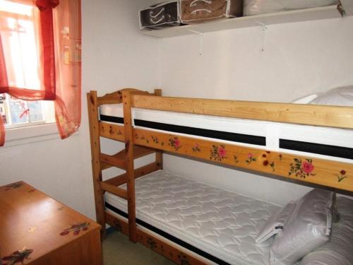 une chambre avec deux lits superposés dans une pièce dans l'établissement Résidence Les Cytises - Appartement vue mer pour 4 personnes à Lacanau Océan MAE-0671, à Lacanau