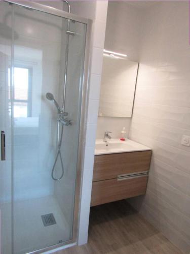 une salle de bain avec une douche, un lavabo et un miroir dans l'établissement Résidence Roof Top - Appartement T3 neuf pour l'accueil de 6 personnes à 70m des plages MAE-0851, à Lacanau