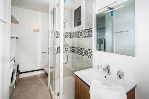 une salle de bain avec une douche, un lavabo et des toilettes dans l'établissement Résidence Maisons De L Ocean - Charmant appartement 4 personnes en rez-de-chaussée, petite vue Mer MAE-0761, à Lacanau