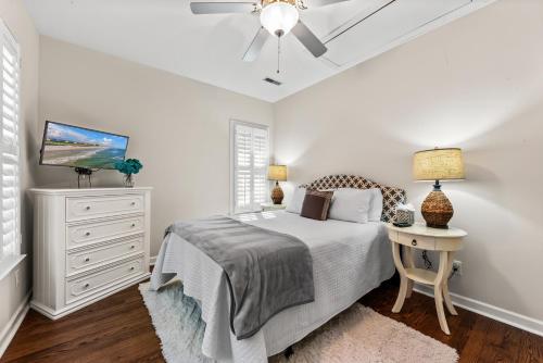 1 dormitorio blanco con 1 cama y vestidor en 2888 Old Drake Drive, en Seabrook Island