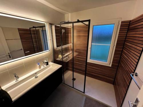 une salle de bain avec une baignoire, un lavabo et une douche dans l'établissement Résidence Atlantic Green - Villa spacieuse avec piscine chauffée pour 10 personnes Lacanau Océan MAE-0951, à Lacanau