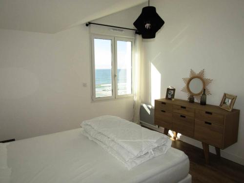 une chambre avec un lit, un miroir et une fenêtre dans l'établissement Résidence Giralda - Rare - Appartement en front de mer pour 10 personnes - vue mer, wifi compris MAE-0871, à Lacanau
