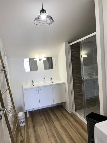 une salle de bain avec un lavabo blanc et une douche dans l'établissement Résidence Les Embruns - Appartement neuf à proximité des commodités pour 6 personnes avec parking MAE-0961, à Lacanau