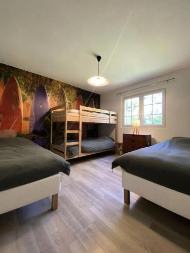 une chambre avec deux lits et un lit superposé dans l'établissement Résidence 04094-lacanau - Maison familiale dans un complexe au calme près du lac MAE-0971, à Lacanau