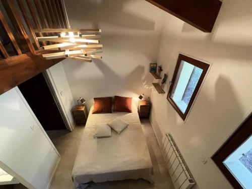 an overhead view of a living room with a couch at Résidence 03272-lacanau Ocean - Villa spacieuse , 3 chambres, 6 personnes, piscine privée à Lacanau océan MAE-0991 in Lacanau