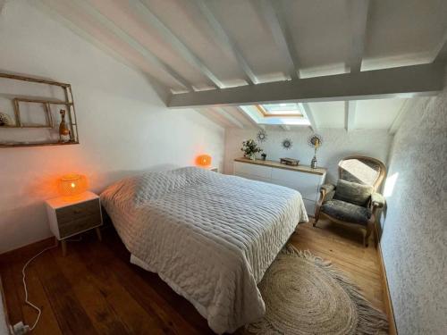 une chambre avec un lit, une chaise et un miroir dans l'établissement Résidence 05029-lacanau Ocean - Villa pour 9 personnes avec jardin et jacuzzi à Lacanau Océan MAE-1001, à Lacanau