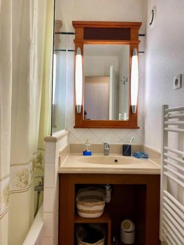 une salle de bain avec un lavabo et un miroir dans l'établissement Résidence Lacanau Les Pins - 01424_ Appartement T2 avec piscine collective chauffée MAE-1041, à Lacanau