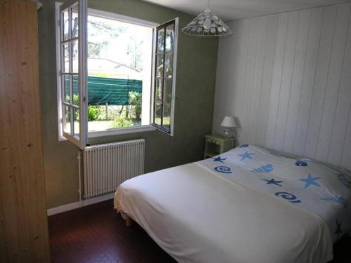 - une chambre dotée d'un lit avec des étoiles bleues dans l'établissement Résidence 02332-lacanau - Maison indépendante 6 personnes, lac de Lacanau MAE-1061, à Lacanau