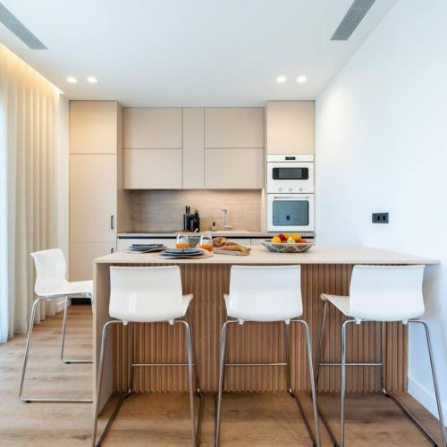 2-BD Luxury Apt Sea View Balcony near the beach