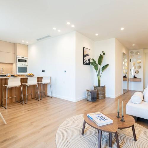 2-BD Luxury Apt Sea View Balcony near the beach