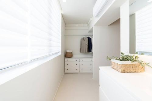 Imagen de la galería de 2bd Boho Sea View Apartment By The Olon, en Vari