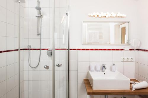 un baño con lavabo y ducha en Haus Jakob, en Bischofswiesen