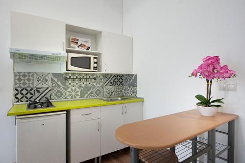 Η κουζίνα ή μικρή κουζίνα στο J&N Apartament La Palmera 2