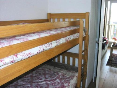 quelques lits superposés dans une chambre dans l'établissement Résidence Ortal - Appartement 4 personnes vue océan, orienté sud, 30m de la plage, Lacanau Océan MAE-1121, à Lacanau