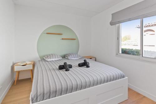 - une chambre blanche dotée d'un lit avec deux ours en peluche dans l'établissement Le Cosy - Spacious - AC - WIFI - Hippodrome - Racetracks - Hypercentre, à Cagnes-sur-Mer