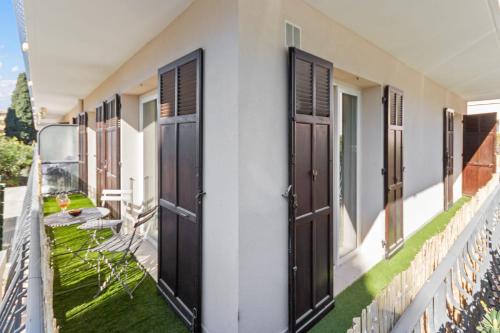 une rangée de portes sur une maison dans l'établissement Le Cosy - Spacious - AC - WIFI - Hippodrome - Racetracks - Hypercentre, à Cagnes-sur-Mer