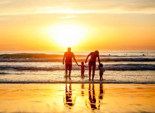 - une promenade en famille sur la plage au coucher du soleil dans l'établissement Résidence Les Embruns - Appartement neuf à proximité des commodités pour 4 personnes avec parking MAE-9381, à Lacanau
