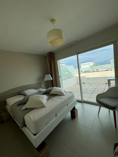 une chambre avec un lit et une vue sur l'océan dans l'établissement Le Syracuse, à Antibes