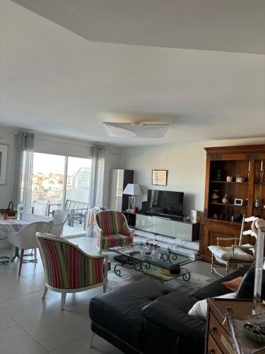 un salon avec un canapé et une table dans l'établissement Le Syracuse, à Antibes