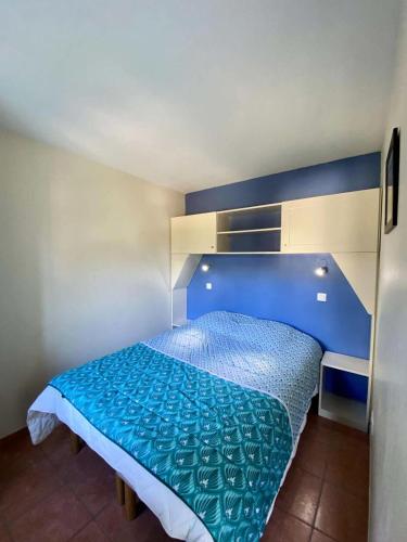 Ce lit se trouve dans un dortoir doté d'une tête de lit bleue. dans l'établissement Résidence Lacanau Les Pins - Domaine du Golf - Appartement T2 dans résidence avec piscine collective chauffée MAE-8341, à Lacanau