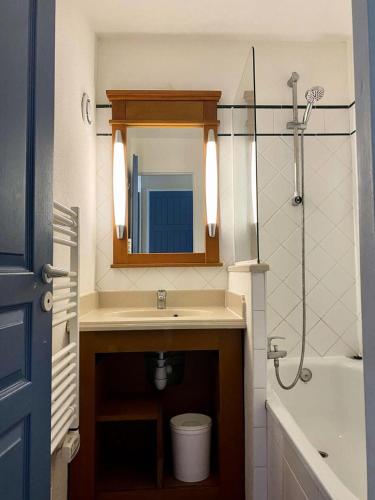 une salle de bain avec un lavabo, un miroir et une douche dans l'établissement Résidence Lacanau Les Pins - Domaine du Golf - Appartement T2 dans résidence avec piscine collective chauffée MAE-8341, à Lacanau