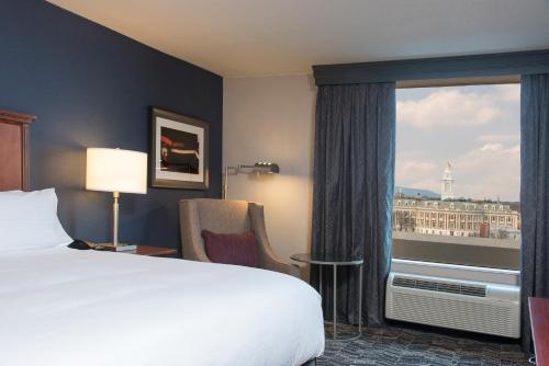 Postel nebo postele na pokoji v ubytování DoubleTree by Hilton Schenectady
