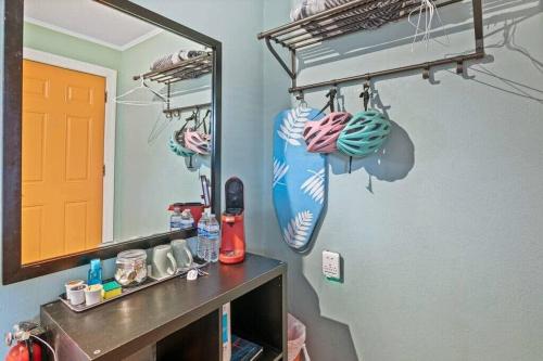 e bagno con lavabo, specchio e mobile con lavabo. di Dive into the 50s- Restored Motel in St Augustine a St. Augustine