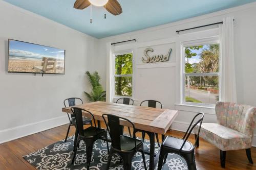 une salle à manger avec une table et des chaises en bois dans l'établissement San Marco Villa Upper - Balconies Views BBQ, à Saint Augustine