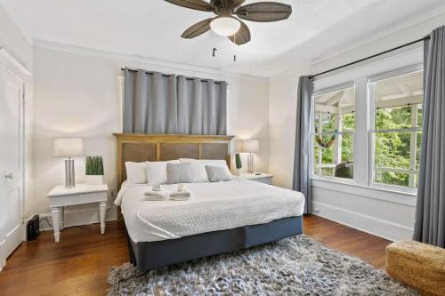 een slaapkamer met een bed en een plafondventilator bij San Marco Villa Duplex w Backyard BBQ & Firepit in St. Augustine