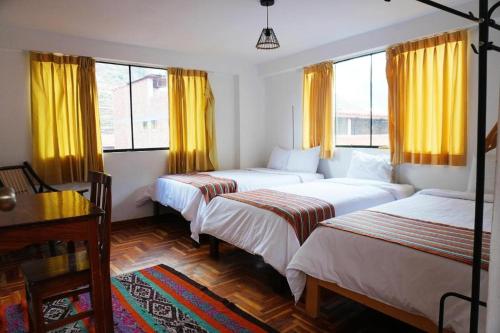 Habitación de hotel con 3 camas y cortinas amarillas en jtjy, en San Antonio