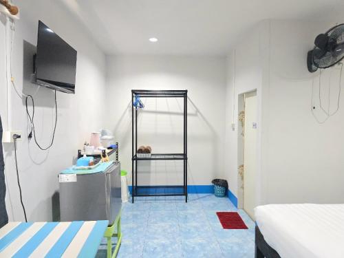 a room with a bedroom with a bed and a mirror at TR Bungalow in Ban Tha Rua