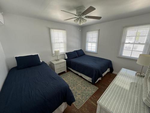 Brighton BeachにあるGreat Views For This Ocean Block Brighton Beach 1St Fl Duplex, Only 3 From Beach,no Streets To Cross, 14006のベッド2台と天井ファン付きの寝室