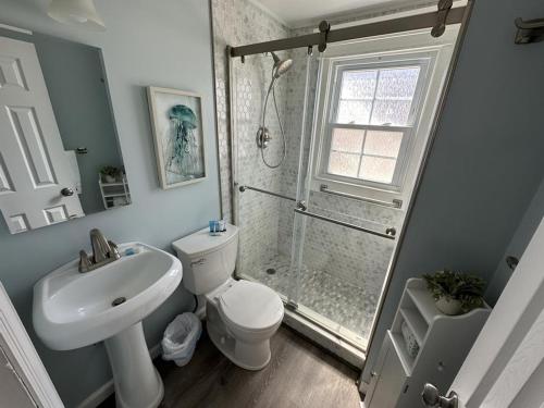 Brighton BeachにあるGreat Views For This Ocean Block Brighton Beach 1St Fl Duplex, Only 3 From Beach,no Streets To Cross, 14006のシャワー、トイレ、洗面台を備えたバスルーム