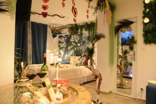 Postel nebo postele na pokoji v ubytování Jungle Spa - Cocon tropical et dépaysant avec balnéo en plein coeur de Pézenas !