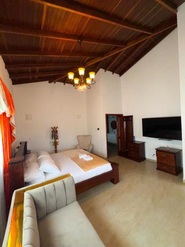 Una cama o camas en una habitación de VILLA ORION piscina y discoteca PRIVADA K18