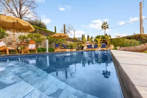 une piscine avec chaises et parasols dans l'établissement Villa La Fadette-Swimming pool-Jacuzzi-Sea view-AC-Farniente, à Vallauris