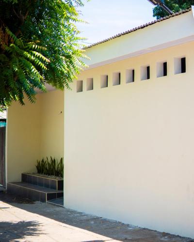 a white wall next to a building at Hostal NicaBliss in Managua