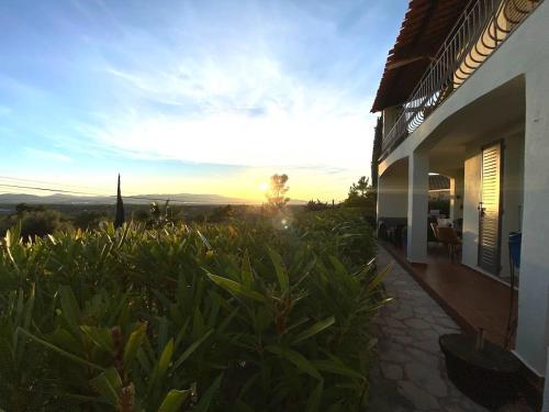 Maison au calme dans résidence privée avec piscine vue mer